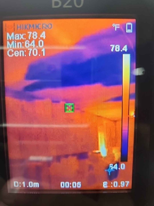 Thermal camera screen showing dramatic blue cold zone above tile ceiling, max 78.4°F min 64.0°F